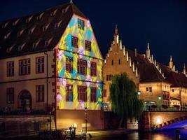 vista de rua colorida à noite de Estirasburgo. edifícios em destaque. lugar confortável. foto