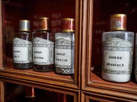 frascos vintage com pomadas, infusões e pós, homeopatia. farmácia medieval. foto