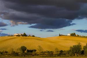 villa na itália, antiga casa de fazenda nas ondas dos campos e colinas da Toscana foto