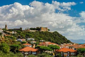 antiga cidade italiana medieval no topo da colina, toscana foto