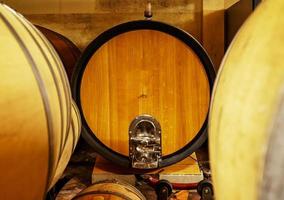 barris de carvalho de vinho no porão de um enólogo italiano. antiga tecnologia de produção de vinho. foto