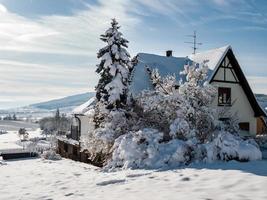 dia ensolarado de inverno. telhados de casas cobertos de neve. vila na Alsácia. foto
