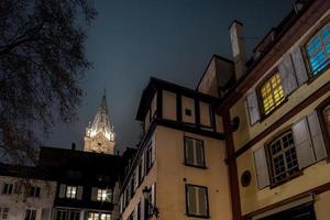 becos antigos do centro histórico de strasbtsrg à noite. névoa. foto