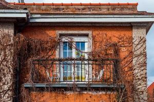 bela varanda antiga de casa histórica em estrasburgo foto