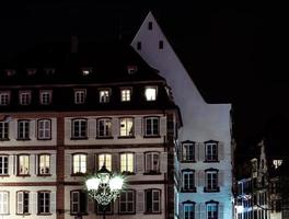 lâmpada de rua e edifícios com janelas destacadas, visão noturna de Estrasburgo foto