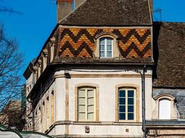 bela arquitetura antiga da Borgonha. ruas da cidade de beaune. dia ensolarado de primavera. tipos de turistas publicitários. foto