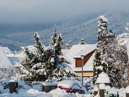 conto de Inverno. paisagem de luz limpa coberta de neve da Alsácia. foto