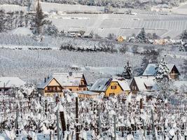 conto de Inverno. paisagem de luz limpa coberta de neve da Alsácia. foto