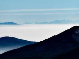 montanhas de vosges e os alpes ao longe. França foto