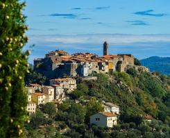 antiga cidade italiana medieval no topo da colina, toscana foto