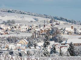 conto de Inverno. paisagem de luz limpa coberta de neve da Alsácia. foto