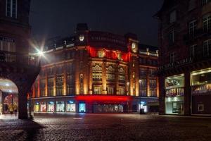 Galeria Lafayette em Estrasburgo à noite. bela iluminação multicolorida do edifício. foto