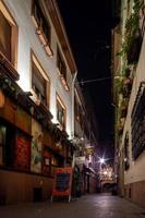 becos antigos do centro histórico de strasbtsrg à noite. névoa. foto