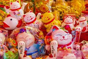 lembranças de gato chinês dourado na loja de souvenirs em bangkok tailândia. foto