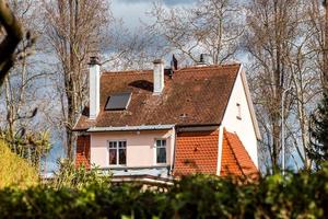 vista da rua do bairro calmo em estrasburgo, dia ensolarado de primavera foto