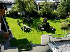 colinas verdes de um resort alpino na áustria no verão. pequena vila, hotéis e chalés, todos em cores. belos terraços e painéis solares nos telhados. a proximidade da civilização e da natureza pura. foto