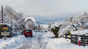 conto de Inverno. paisagem de luz limpa coberta de neve da Alsácia. foto