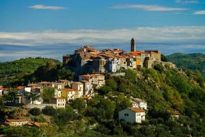 antiga cidade italiana medieval no topo da colina, toscana foto