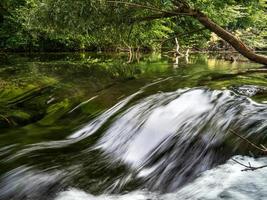 pequeno, mas rápido rápido com uma cachoeira em um rio de montanha, floresta, alsácia. foto