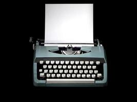 máquina de escrever vintage, ferramenta de escritor ou autor, inspiração e criatividade. em um fundo preto. foto