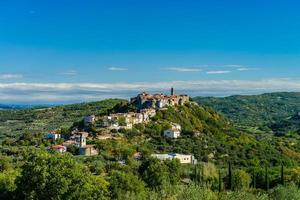 antiga cidade italiana medieval no topo da colina, toscana foto