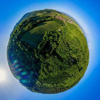 imagem abstrata de um pequeno planeta. retirado do drone. panorama circular. foto