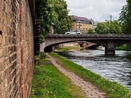 ponte sobre o rio doente em estrasburgo, paisagem urbana, centro antigo foto