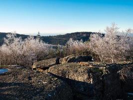 neve branca e céu azul. vista panorâmica das silhuetas das montanhas. foto