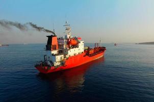 vista aérea da paisagem marítima com um navio vermelho contra o fundo do mar. foto