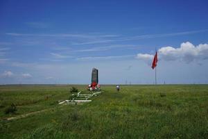 feodosia, crimeia-26 de maio de 2016-monumento no meio da estepe com grama verde contra o céu azul. foto