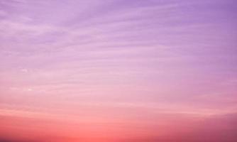 vista do pôr do sol na praia. tempo de relaxamento no conceito de férias foto