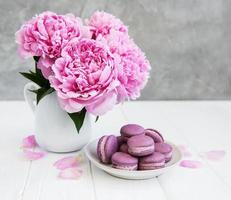 peônia rosa com macarons foto