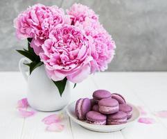 peônia rosa com macarons foto