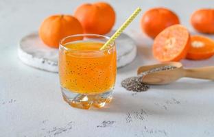 suco de laranja com sementes de manjericão foto