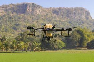 drone agrícola voando e pulverizando fertilizantes e pesticidas sobre terras agrícolas, inovações de alta tecnologia e agricultura inteligente foto