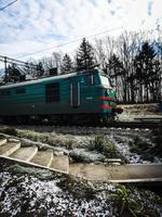 trem de inverno viaja a caminho foto