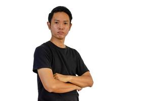 homem asiático vestindo uma camiseta preta com os braços cruzados sobre um fundo branco. foto