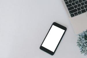 maquete de um telefone celular e computador laptop. tela em branco com texto ou imagem para um anúncio. foto