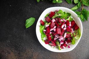 salada de beterraba beterraba, cebola, alface pronta para comer comida de refeição saudável dietética porção fresca foto