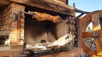 cordeiro assado no espeto, maneira tradicional de assar cordeiros em um espeto rotisserie na bulgária. Cheverme.. foto