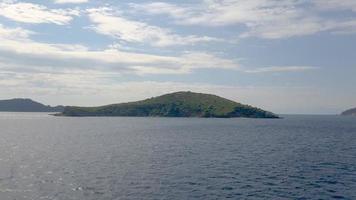 vista das montanhas de uma ilha do mar Egeu na grécia. tiro da água. foto