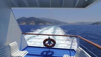 pov do convés na parte de trás do navio de cruzeiro no mar egeu, grécia. foto