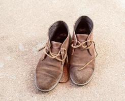 sapatos marrons em fundo de concreto foto