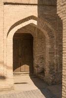 porta de madeira com antiga ornamentação asiática tradicional e mosaicos. os detalhes da arquitetura da ásia central medieval foto