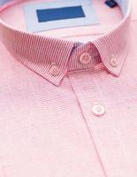 camisa de algodão com foco na gola e botão, closeup foto