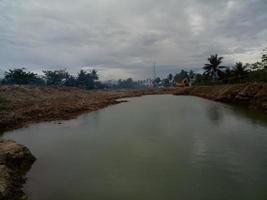 construção de estrada. escavação de equipamentos pesados causa poças de água. foto