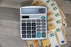 notas de 50 euros com calculadora foto