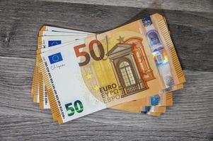 maço de notas de 50 euros com alfinete foto