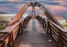 ponte pedonal de madeira com céu incrível foto