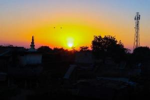 belo nascer ou pôr do sol iluminando as nuvens suavemente foto